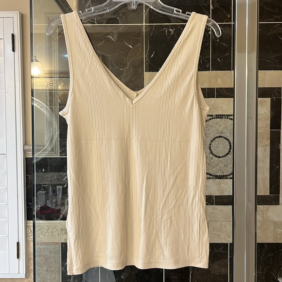 Banana Republic ivory top, size M, NWT. - Picture 4 of 6